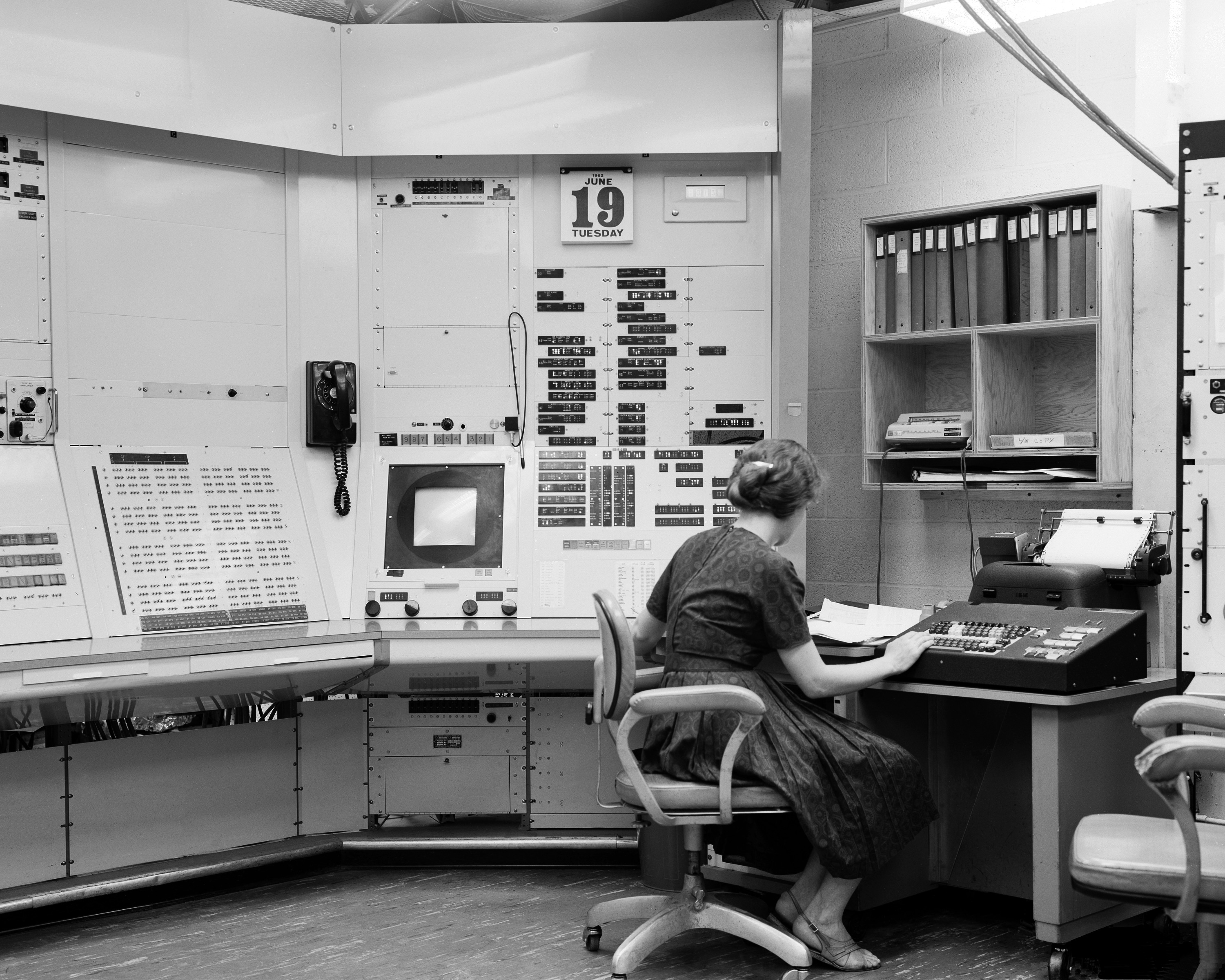 P91-185: 06/20/1962, Unidentified woman working at TX-2 Control Desk Using the Lincoln Writer