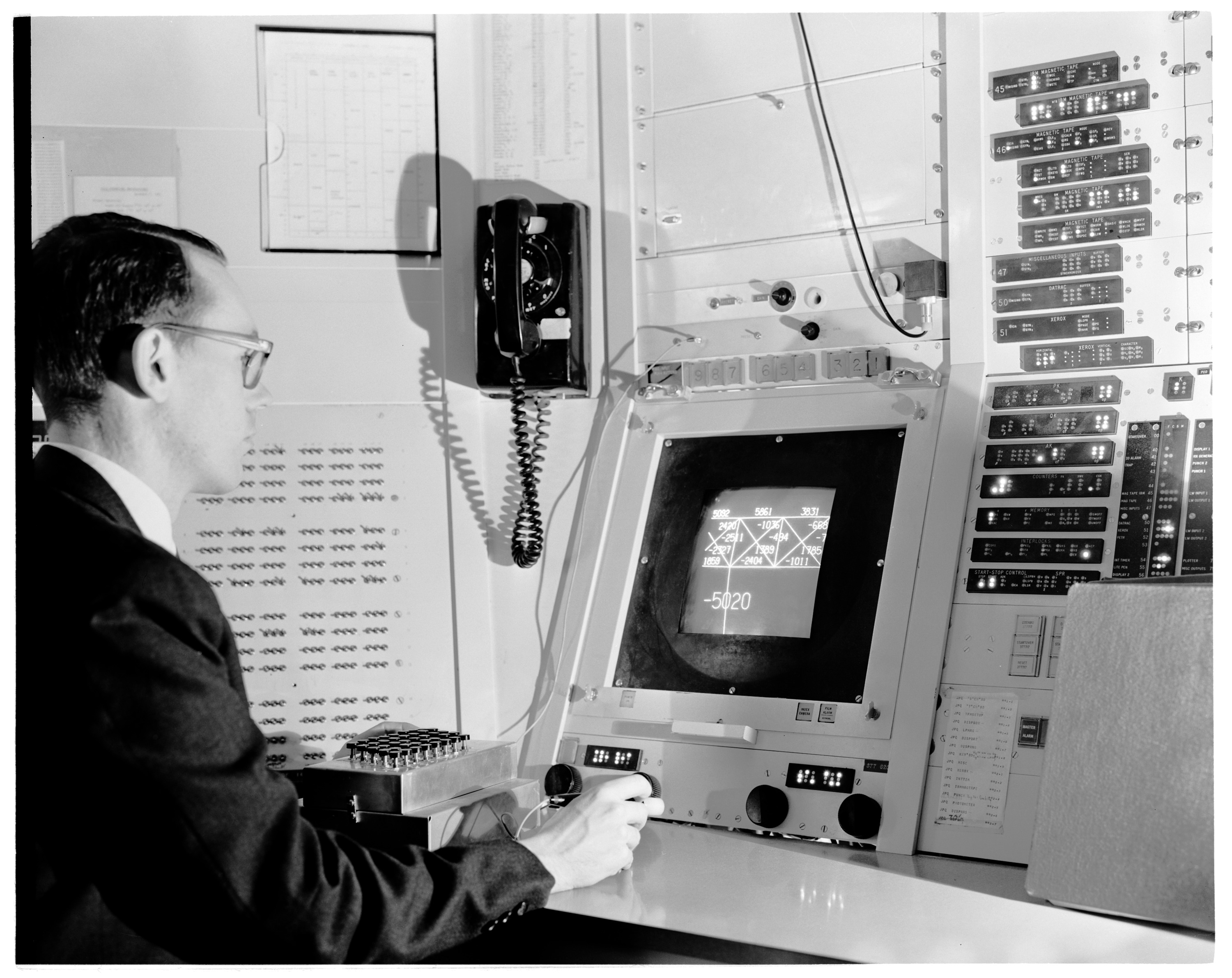 P91-211: 12/08/1962, Ivan Sutherland using Sketchpad graphics program at the TX-2 Computer.